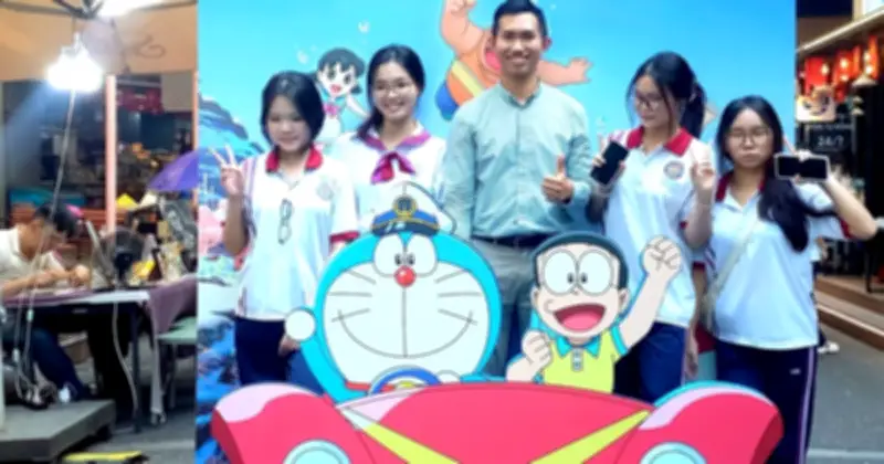 Giới trẻ TP.HCM đổ xô check-in cùng Doraemon tại đường sách