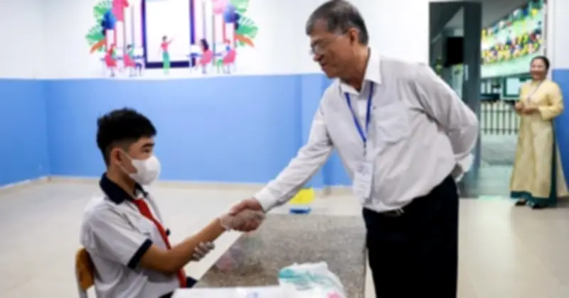 Giám đốc Sở GD-ĐT TP.HCM động viên thí sinh bị lao tại điểm thi lớp 10