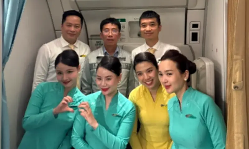 Giáo sư Mai Duy Tôn cứu hành khách liệt mặt trên máy bay