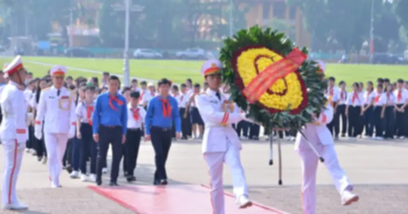 Gần 100 đội viên tiêu biểu vào Lăng viếng Bác nhân 85 năm thành lập Đội