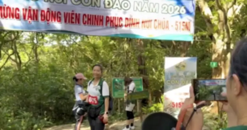 Gần 200 VĐV chinh phục đỉnh Núi Chúa tại giải leo núi Côn Đảo