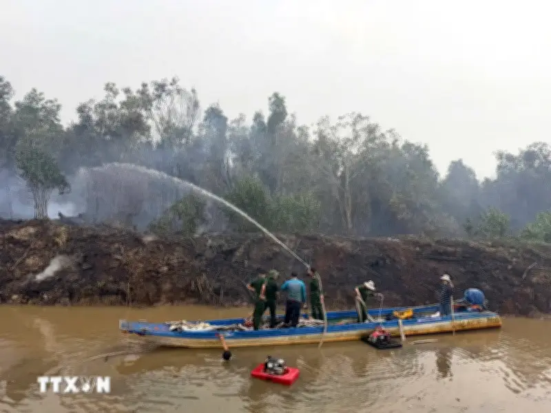 Gần 300 cán bộ chiến sỹ tham gia khống chế vụ cháy lõi thực bì trong rừng tràm
