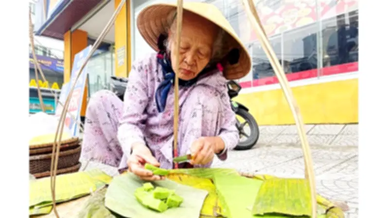 Gánh bánh đúc mật 70 năm giữ hồn quê giữa phố Huế