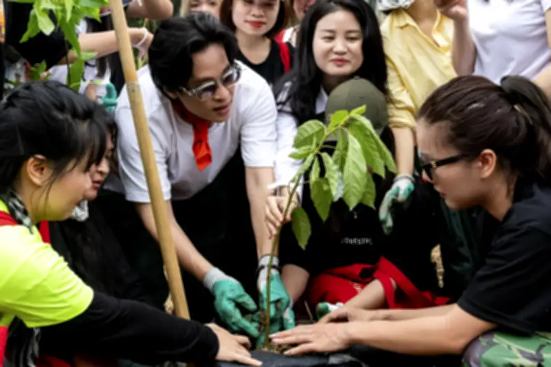 Hà Anh Tuấn cùng dàn sao lội bùn trồng rừng ở Vân Long