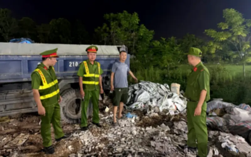 Hà Nội: Bắt quả tàng liên tiếp các xe tải đổ trộm phế thải xây dựng trong đêm