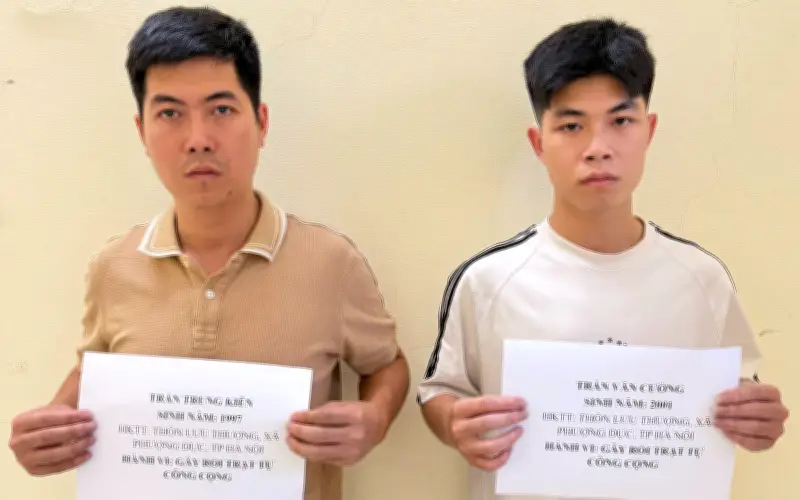 Hà Nội: Hai anh em xông vào quán cắt tóc hành hung dã man người phụ nữ