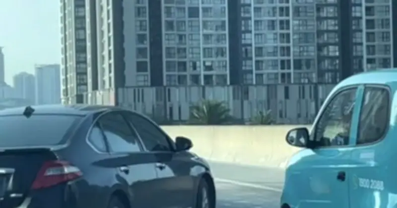 Hà Nội: Khe co giãn Vành đai 3 trên cao trơi lên, tài xế ô tô nơm nớp lo sự cố