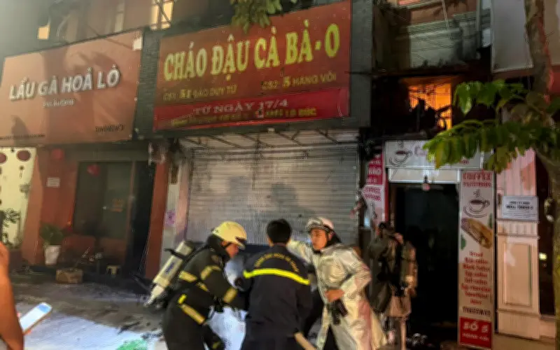 Hà Nội: Kịp thời giải cứu 4 người mắc kẹt trong vụ cháy cửa hàng trên phố Hàng Vôi