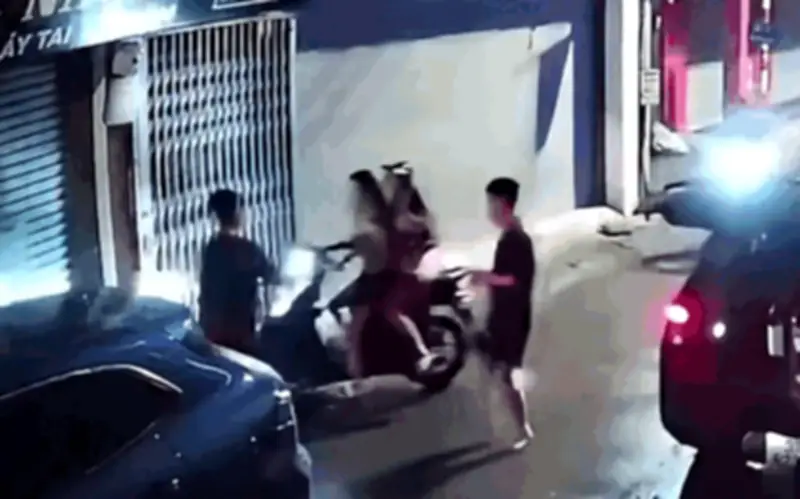Hà Nội: Làm rõ vụ hai cô gái bị nam thanh niên chặn xe, đánh đập lúc nửa đêm ở Xuân Đình