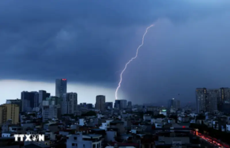 Hà Nội: Mưa lớn cục bộ, nhiều tuyến phố phía Tây ùn tắc, ngập tạm thời