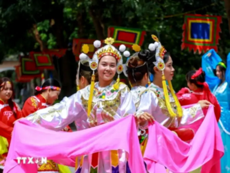 Hà Nội: Màn mưa rắn độc đáo tại lễ hội làng Lệ Mật