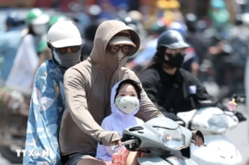Hà Nội đón đợt nắng nóng gay gắt đầu mùa, nhiệt độ cao nhất hơn 38 độ C