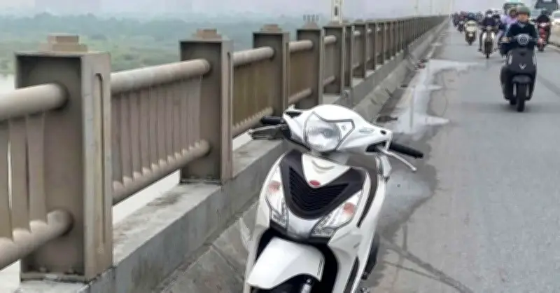 Hà Nội: Nam thanh niên bỏ xe máy trên cầu Vĩnh Tuy rồi bất ngờ nhảy xuống sông