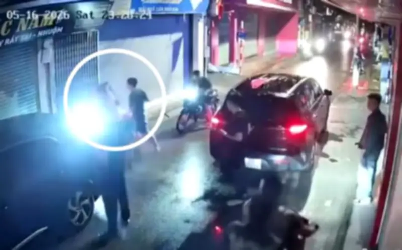 Hà Nội: Nam thanh niên đánh bạn gái giữa đường vì mâu thuẫn tình cảm