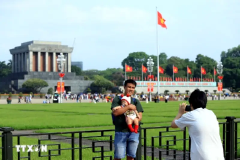 Hà Nội: Người dân nô nức check-in tại Quảng trường Ba Đình