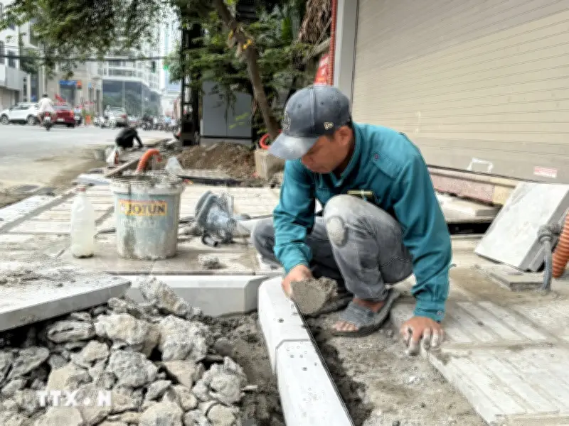 Hà Nội: Người dân vật lộn mưu sinh dưới nắng nóng gần 40 độ C