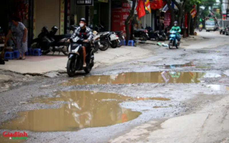 Hà Nội: Nắng bụi, mưa lầy, người dân phố Thành Bình kêu trời vì dự án chậm tiến độ