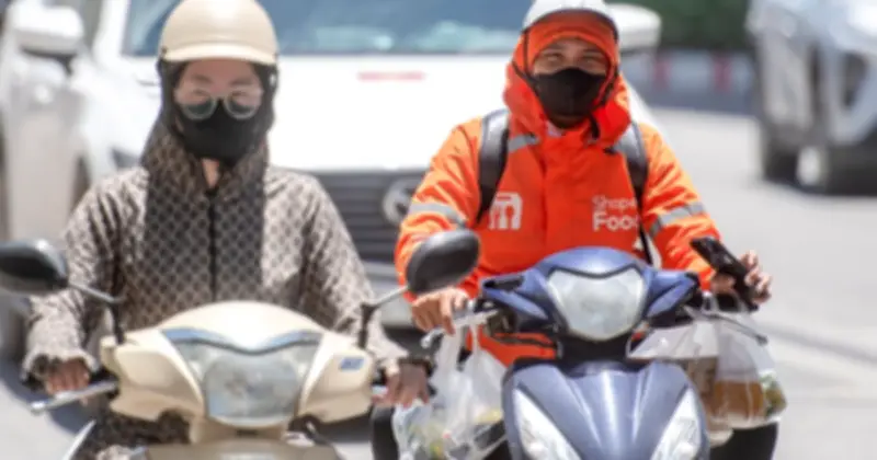 Hà Nội nắng nóng gay gắt trên 40°C, shipper liên tục tấp bóng râm nghỉ lấy sức