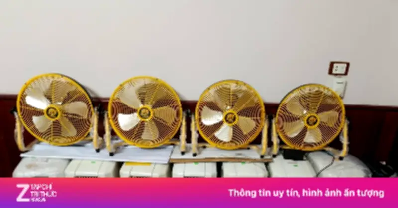 Hà Nội nắng nóng đỉnh điểm, quạt tích điện 'cháy hàng' vì lo cắt điện