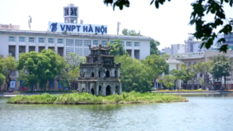 Hà Nội oi bức dưới nắng nóng kỷ lục, người dân vật lộn sinh hoạt