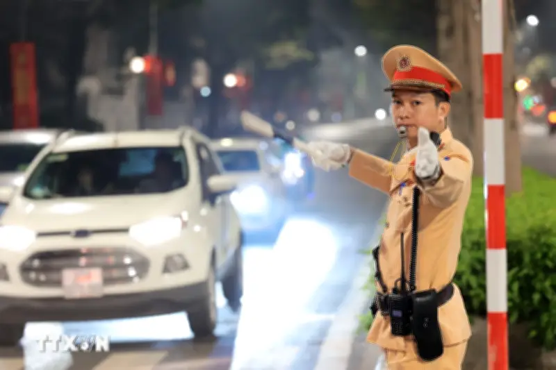 Hà Nội phân luồng giao thông phục vụ thi công hệ thống chiếu sáng