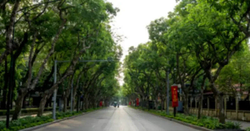 Hà Nội sáng 1/5 vắng lặng đến lạ, đường phố thông thoáng hiếm thấy