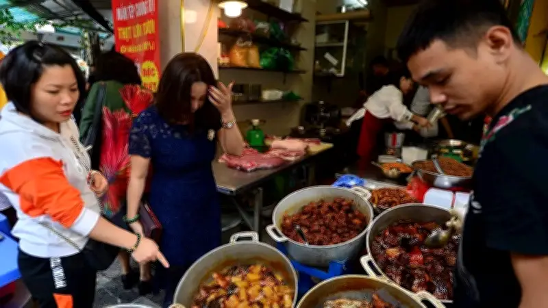 Hà Nội đắt đỏ nhất nước: Nguyên nhân và giải pháp hạ nhiệt chi phí sống