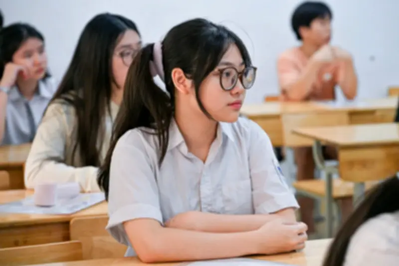 Hà Nội: Thí sinh dậy từ 5h sáng, ăn xôi mẹ nấu để đi thi lớp 10
