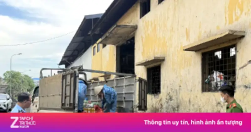 Hà Nội: Tiêu hủy 1,2 tấn thực phẩm nhập lậu, phạt chủ cơ sở 12 triệu
