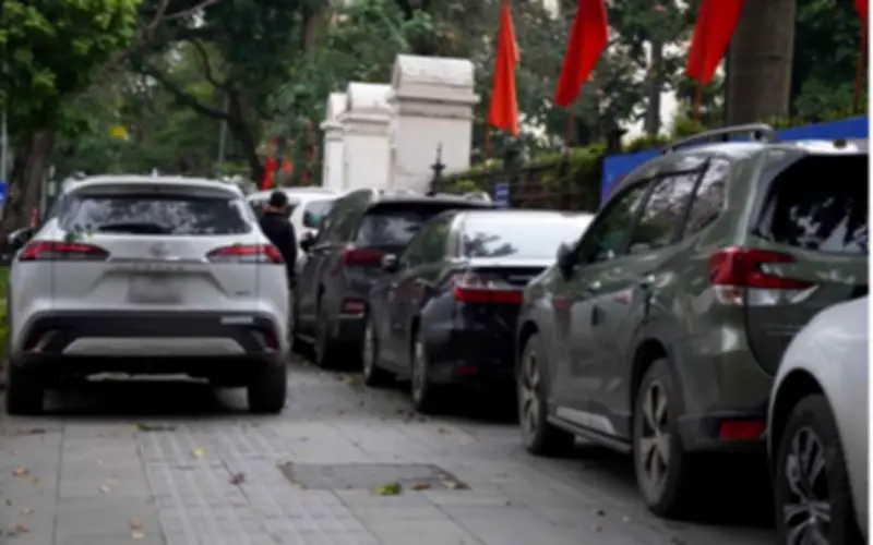 Hà Nội tăng phí trông giữ xe ô tô, xe máy tại lòng đường, vỉa hè từ 2026
