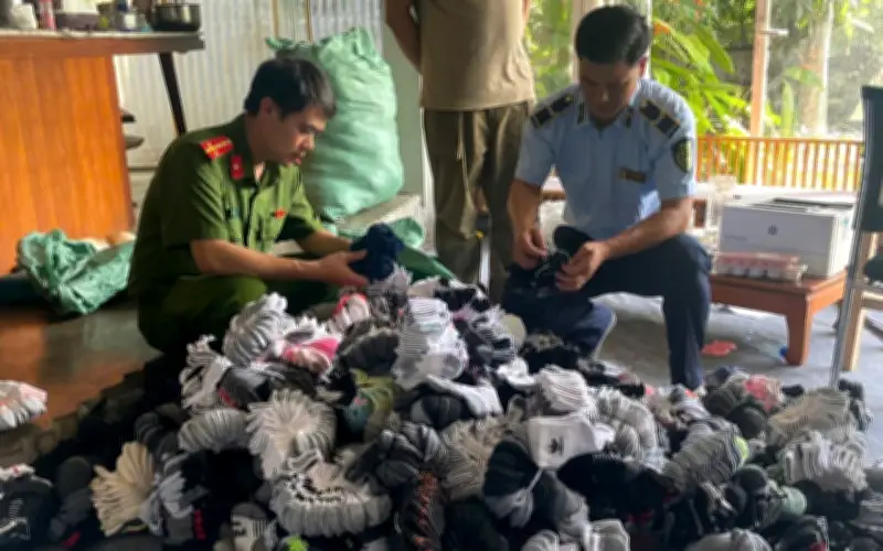 Hà Nội triệt phá điểm tập kết hơn 5.400 sản phẩm Nike, Adidas, Puma giả