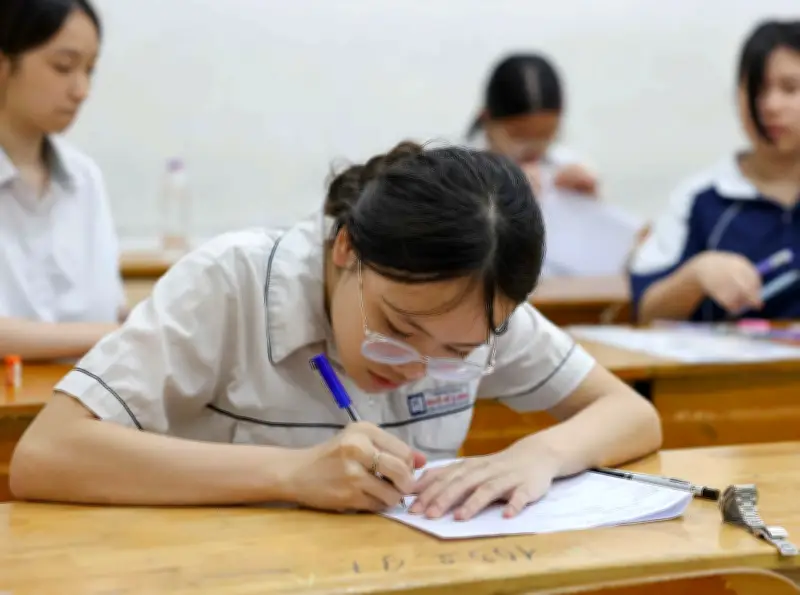 Hà Nội vắng gần 400 thí sinh, một em vi phạm quy chế trong buổi thi Ngữ văn