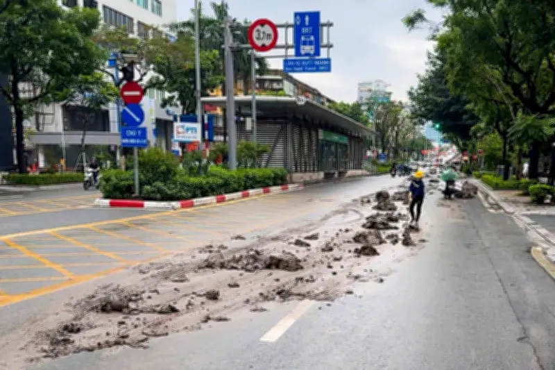 Hà Nội xử phạt xe bến làm rơi bùn kéo dài trên đường Láng