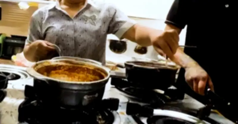 Hệ thống Cơm thố Bách Khoa bị tố kém vệ sinh, chủ dùng chìa khóa gẩy dị vật