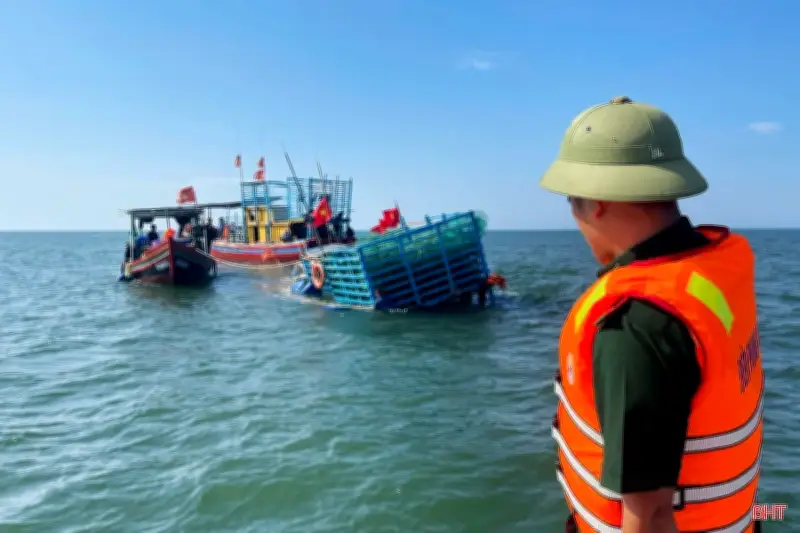 Hà Tĩnh: Cứu thành công 7 ngư dân trên tàu cá bị chìm