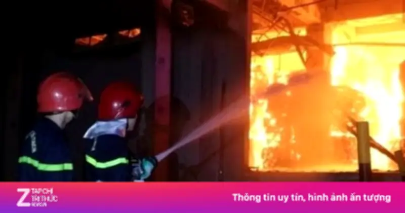 Hỏa hoạn lớn thiêu rụi nhà xưởng sản xuất giấy tại Hưng Yên