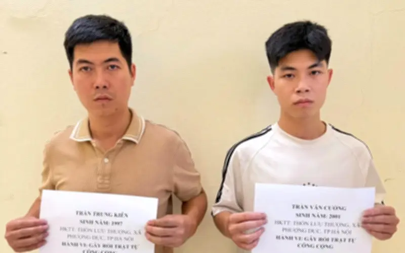Hai anh em nghi bố ngoại tình, xông vào tiệm cắt tóc đánh ghen