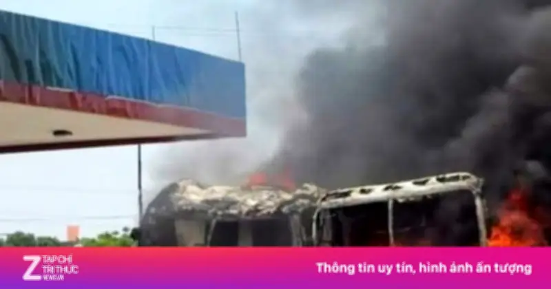 Hai xe đưa đón công nhân bốc cháy dữ dội gần cây xăng ở Hưng Yên