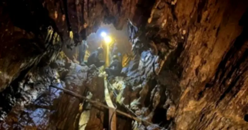 Hang động Lào còn 2 người mắc kẹt, nước ngập nguy hiểm