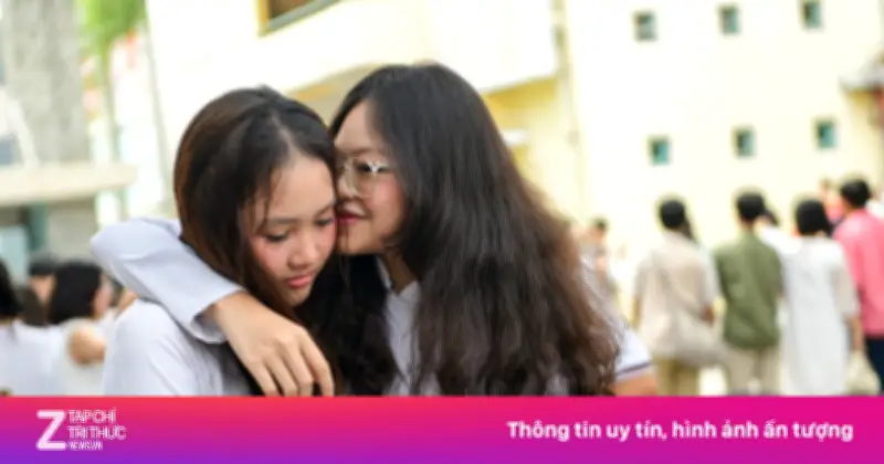 Học sinh chuyên Trần Đại Nghĩa ôm nhau trong lễ bế giảng đầy cảm xúc