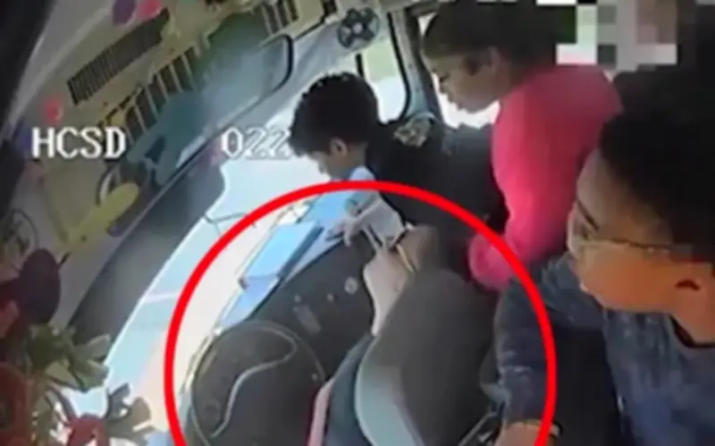 Học sinh Mỹ dũng cảm cứu xe buýt khi tài xế lên cơn hen suyễn