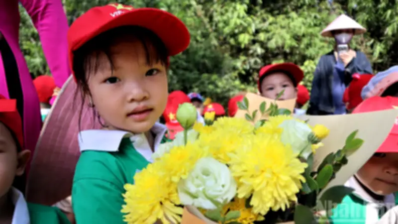 Học sinh Nghệ An về thăm quê Bác, thấm nhuần tình yêu thương của Người dành cho thiếu nhi