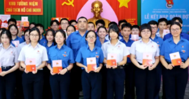 Học sinh Nha Trang kết nạp Đoàn tại khu tưởng niệm Bác Hồ ngày sinh nhật