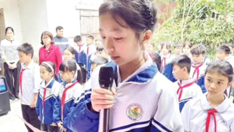 Học sinh tiểu học Quảng Khê dâng hương, báo công tại nhà thờ Anh hùng liệt sĩ Vũ Phi Trừ