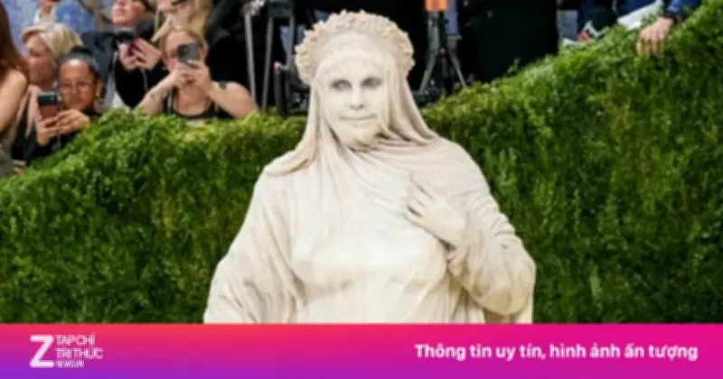 Heidi Klum gây sốc tại Met Gala 2026 với trang phục tượng sống