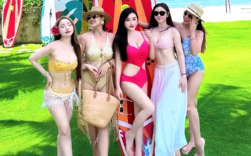 Hội bạn thân đình đám diện bikini cuốn hút trên bãi biển