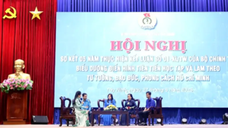 Hội nghị biểu dương học tập làm theo Bác tại Tây Ninh