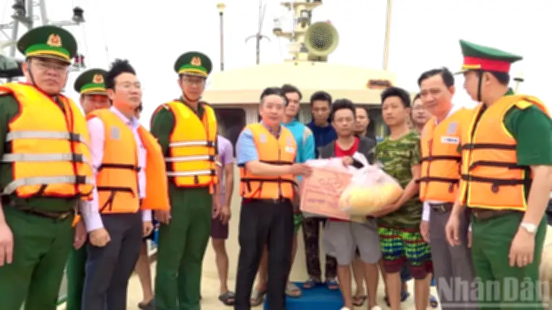 Hải Phòng cứu hộ 2 tàu cá Trung Quốc mắc cạn, thuyền viên gửi thư cảm ơn
