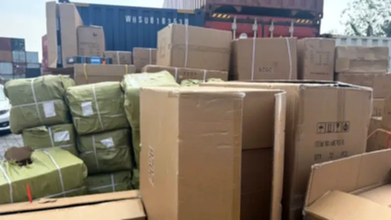 Hải quan phát hiện hơn 14.500 mỹ phẩm hết hạn và hàng loạt hàng giả