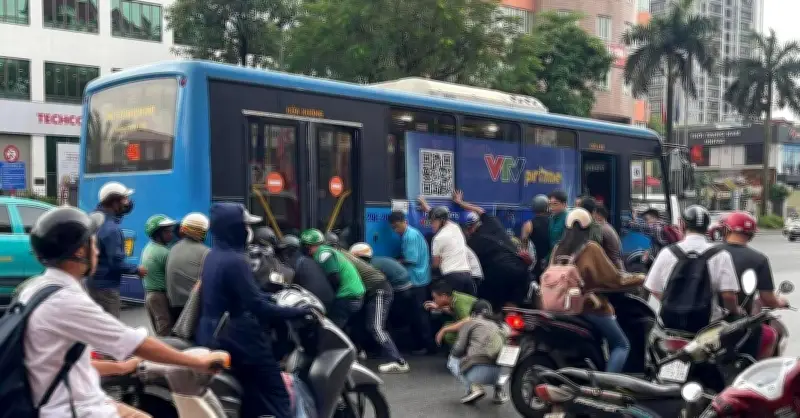 Hơn 10 người hợp sức nâng xe buýt cứu nữ tài xế xe máy bị cuốn vào gầm